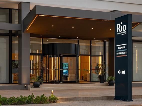 a. rhasu_ingreso hotel.jpg