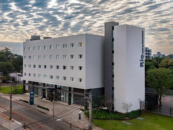 a.rhasu_fachada frontal izquierda.jpg