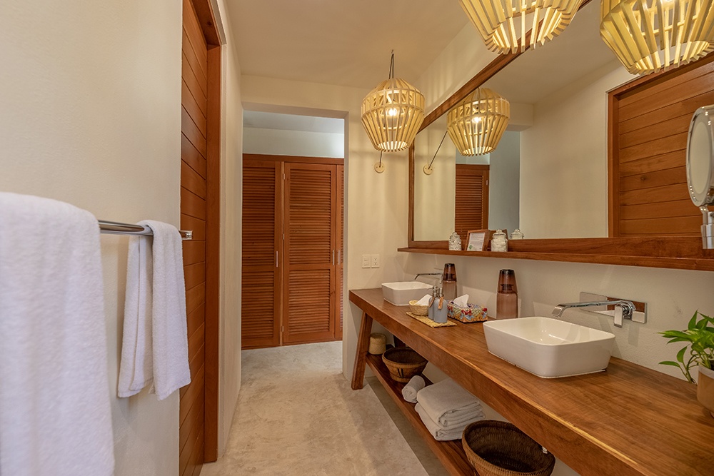 Garden View Ground Floor Suite With Plunge Pool - 4 bathroom.jpg