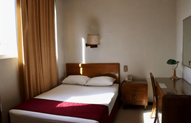 Room with large bed of Hotel Calvete