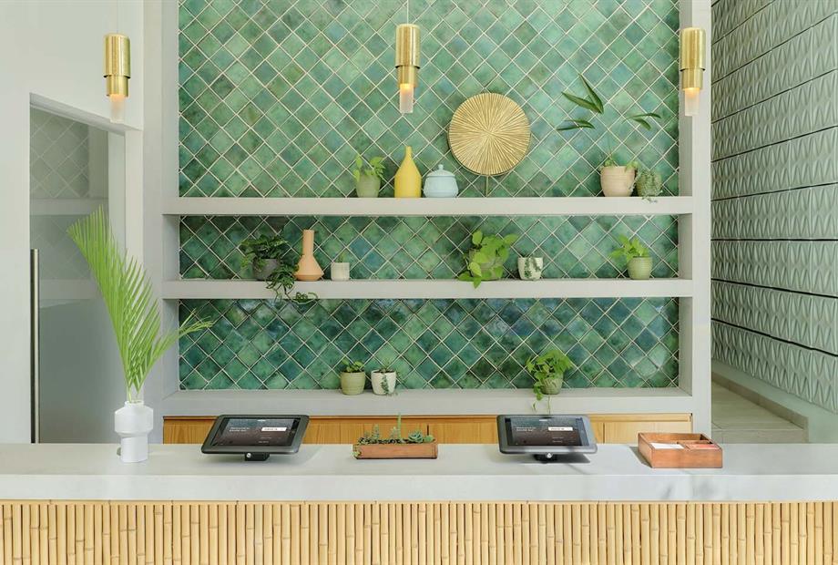 kmx-pdc1_lobby_187_kayak owned_1.jpg