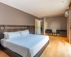 Suite 1 King Bedroom - City View