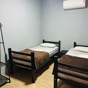 Quarto solteiro com 2 camas e banheiro comparilhado