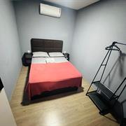 Quarto casal com banheiro fora do quarto