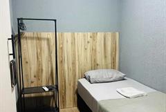 Quarto solteiro individual com banheiro compartilhado