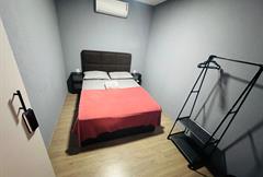 Quarto casal com banheiro fora do quarto