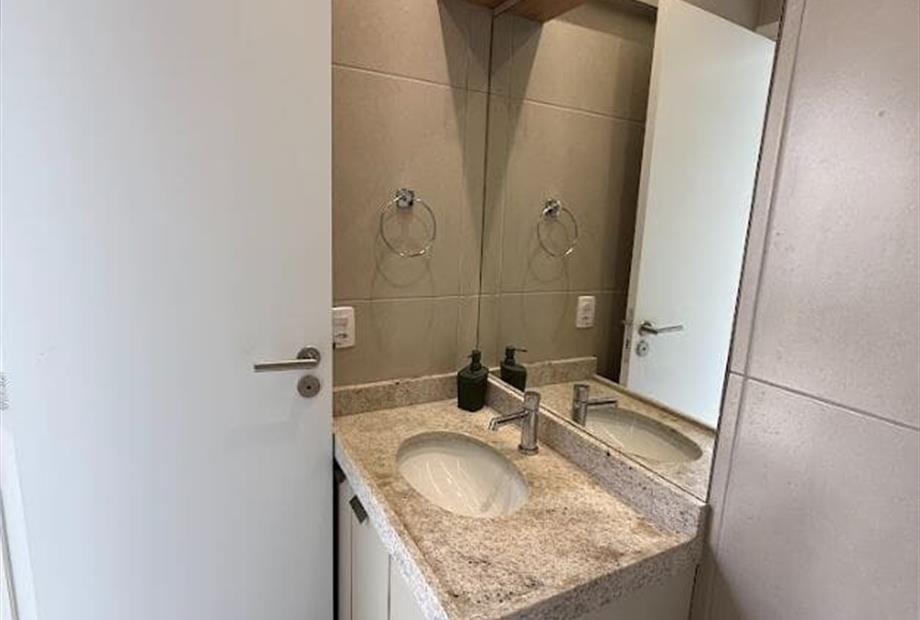 banheiro piscina.jpg