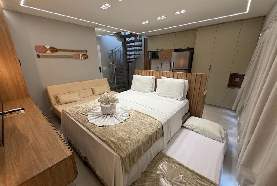 visão de frente - cama - cozinha - escada.jpg