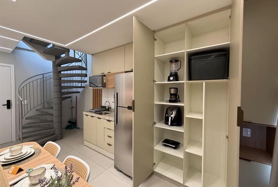 visão da escada - cozinha e dentro do armario.jpg