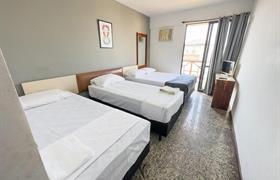 Quarto Quádruplo Standard do HANNA Buzios Al Mare Hotel 