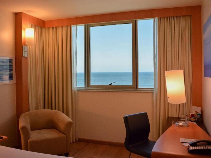 luxo com cama queen-size e vista do mar 2.jpg