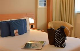 Apartamento Superior Cama Queen vista Lateral Mar do Regency Barra Hotel