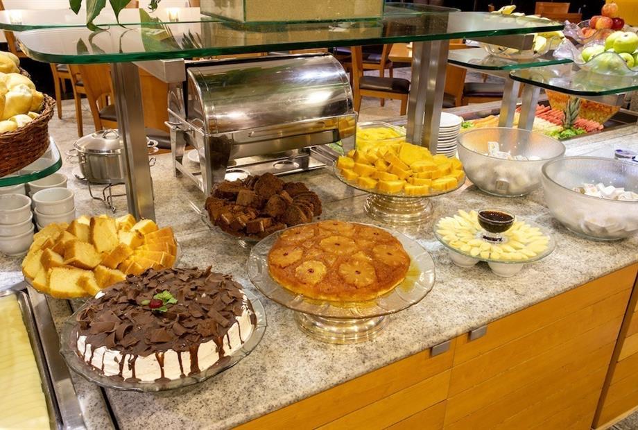 Café da manhã_bolos.jpg