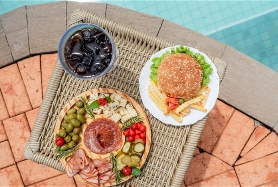 lanche na piscina .jpeg
