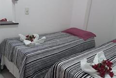 Quarto triplo com banheiro externo privativo