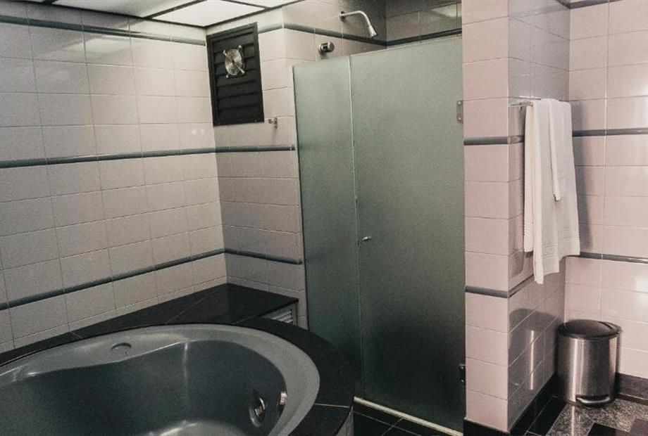 Suíte Luxo com Banheira de Hidromassagem-6.jpg