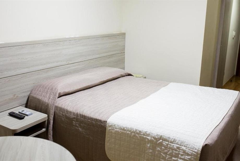 Quarto Duplo Standard com Cama de Casal-2.jpg