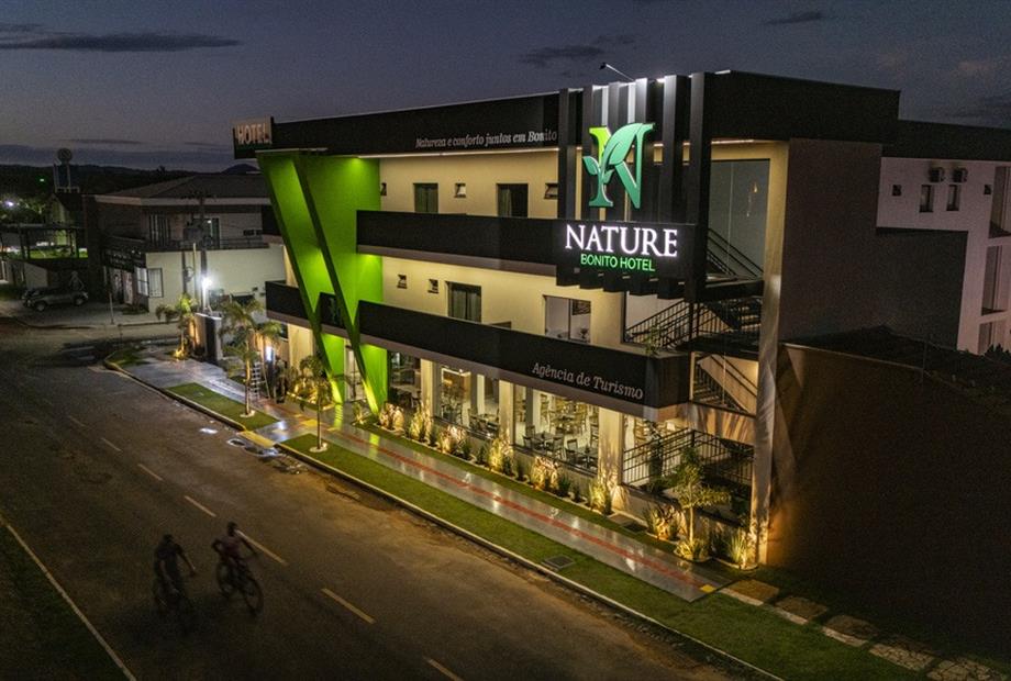 fachada noturna 1.jpg