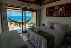 Quarto Triplo com Varanda e Vista Mar