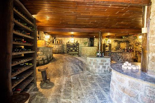 hotel fazenda portal dos sonhos adega (2).jpg