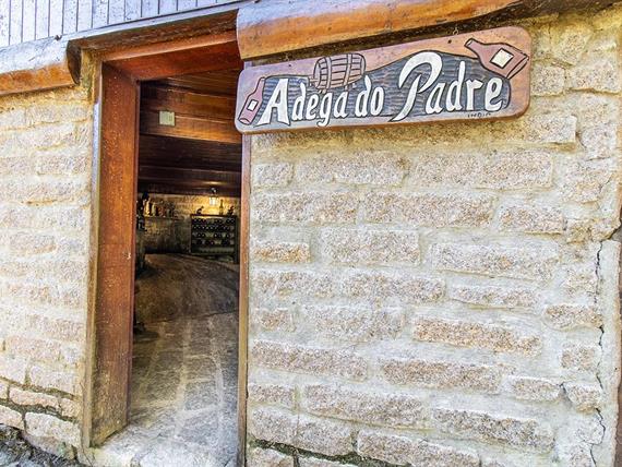 hotel fazenda portal dos sonhos adega (1).jpg