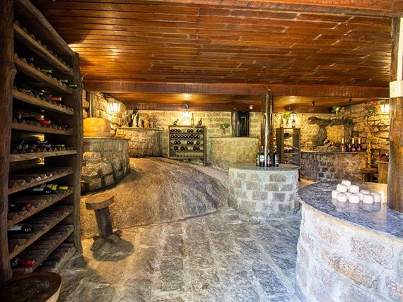 hotel fazenda portal dos sonhos adega (2).jpg