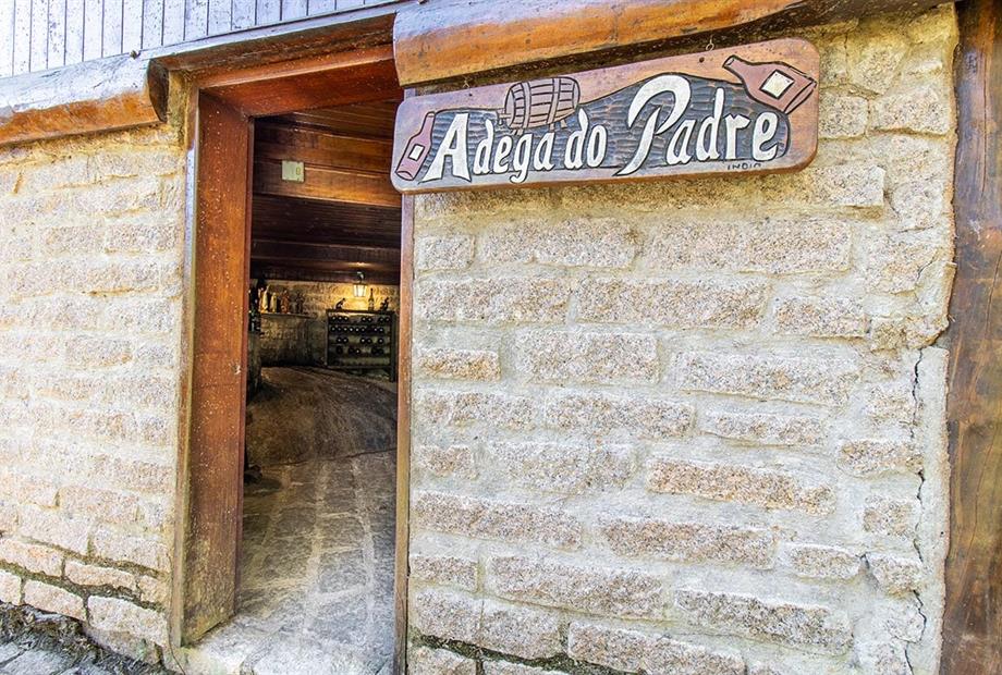hotel fazenda portal dos sonhos adega (1).jpg