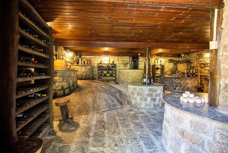 hotel fazenda portal dos sonhos adega (2).jpg