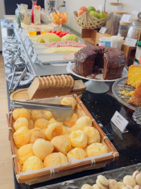 om foto cafe parte de doces e salgados.jpg