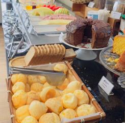 om foto cafe parte de doces e salgados.jpg