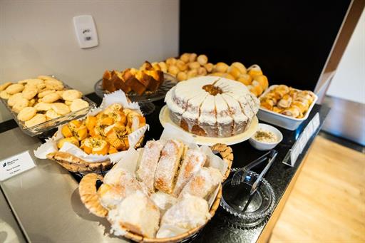 om foto cafe da manha parte de doces e bolos.jpg