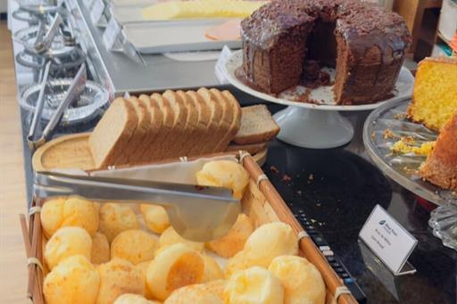 om foto cafe parte de doces e salgados.jpg