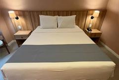 QUARTO SUPERIOR ACESSÍVEL PCD, 01 CAMA QUEEN