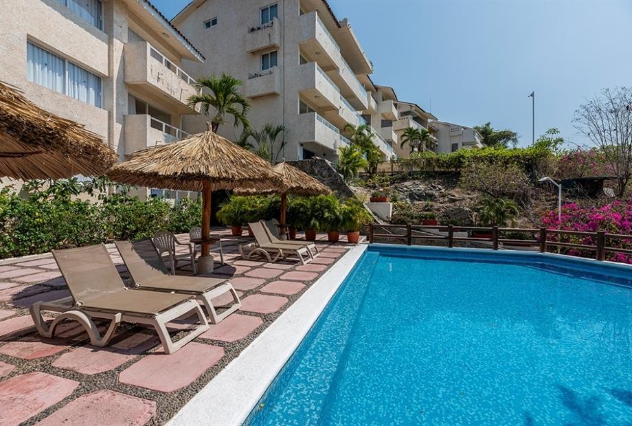 hotel pacific resort alberca ob 4.jpg