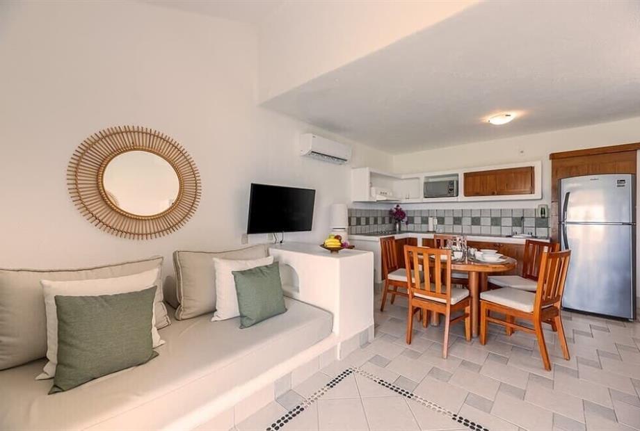 jacuzzy 2 sofas camas ob.jpg