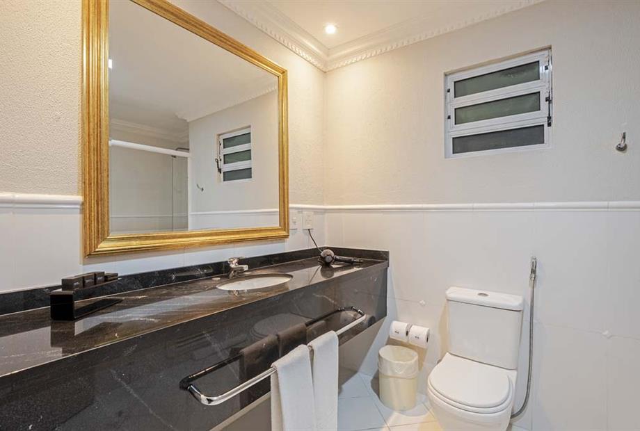 scrf - superior com sofá-cama - banheiro (2).jpg