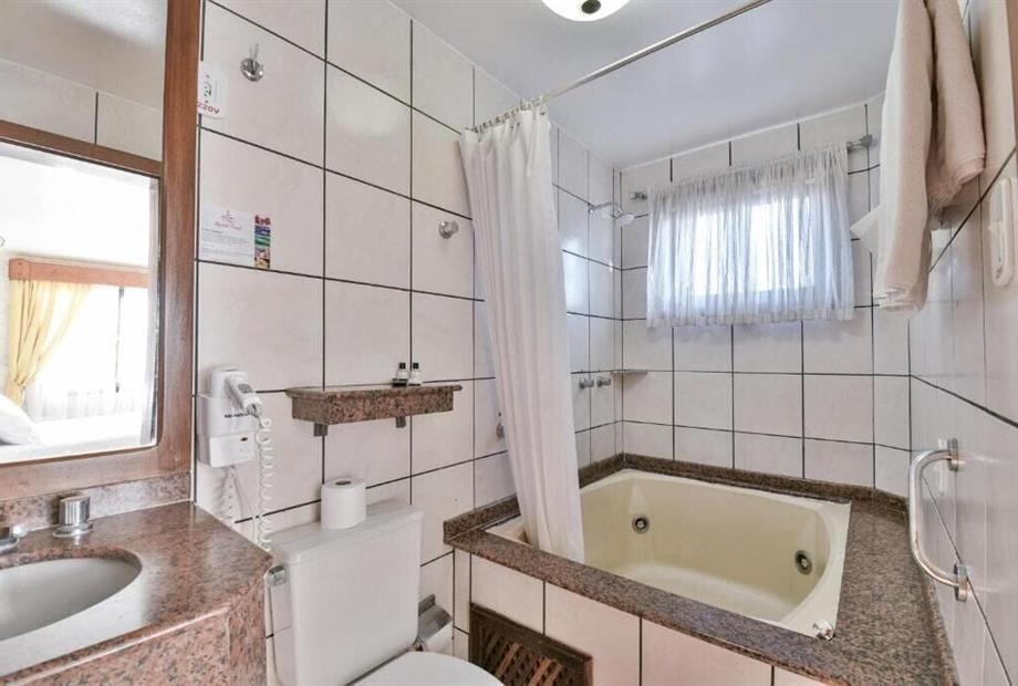 Suíte com Banheira de Hidromassagem-5.jpg