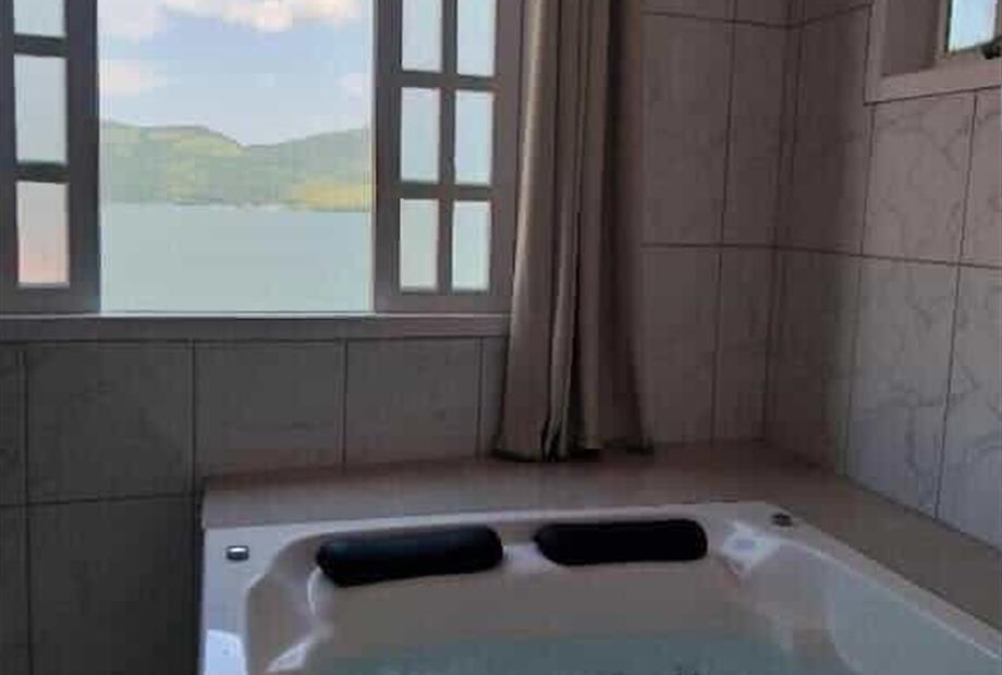 Suíte Queen com Banheira de Hidromassagem-4.jpg