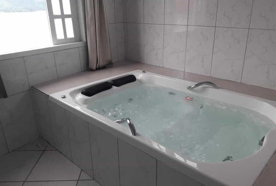 Suíte Queen com Banheira de Hidromassagem-8.jpg