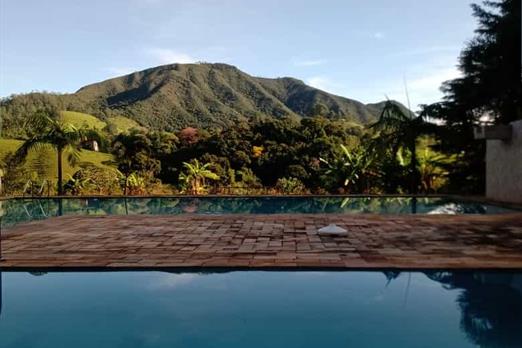 duas piscinas espelhadas na montanha.jpg