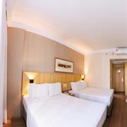 LUXO COM 2 CAMAS QUEEN