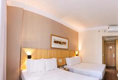 LUXO COM 2 CAMAS QUEEN