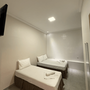 Quarto com 1 cama de casal e 1 de solteiro