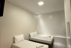 Quarto com 1 cama de casal e 1 de solteiro