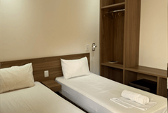 Quarto com 2 Camas de Solteiro e Frigobar