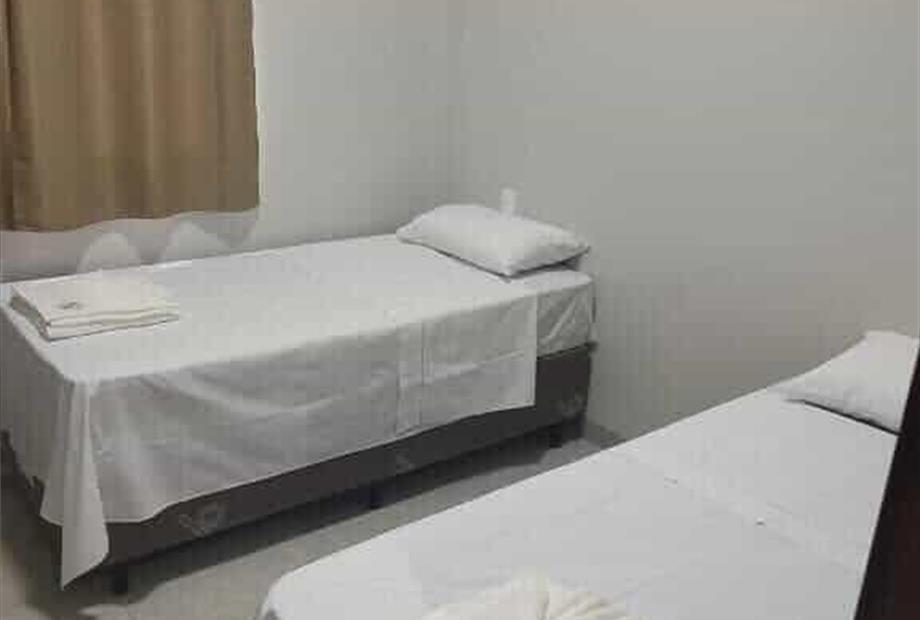 Quarto com 2 Camas de Solteiro-1.jpg
