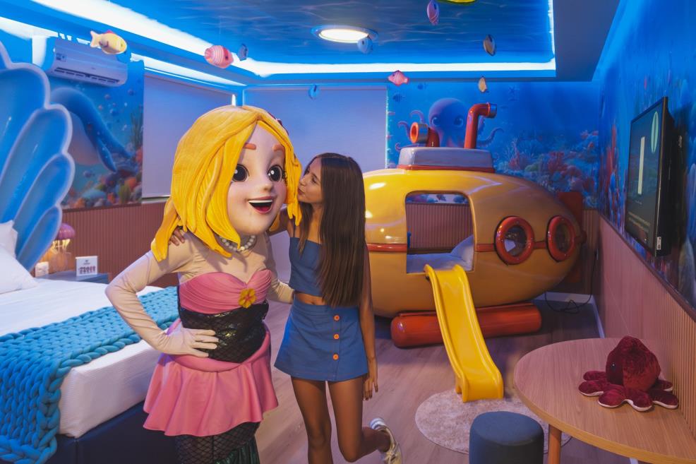 lorena com mascote.jpg
