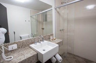 Mabu-Curitiba-Business_Apto-Premium_Banheiro.jpg