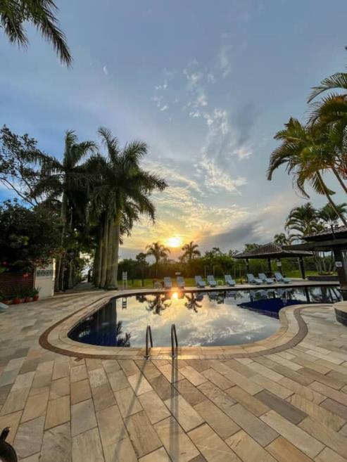 piscina e por sol.jpg