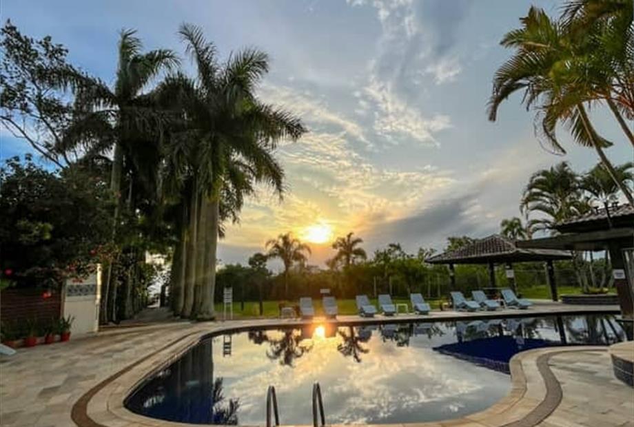 piscina e por sol.jpg